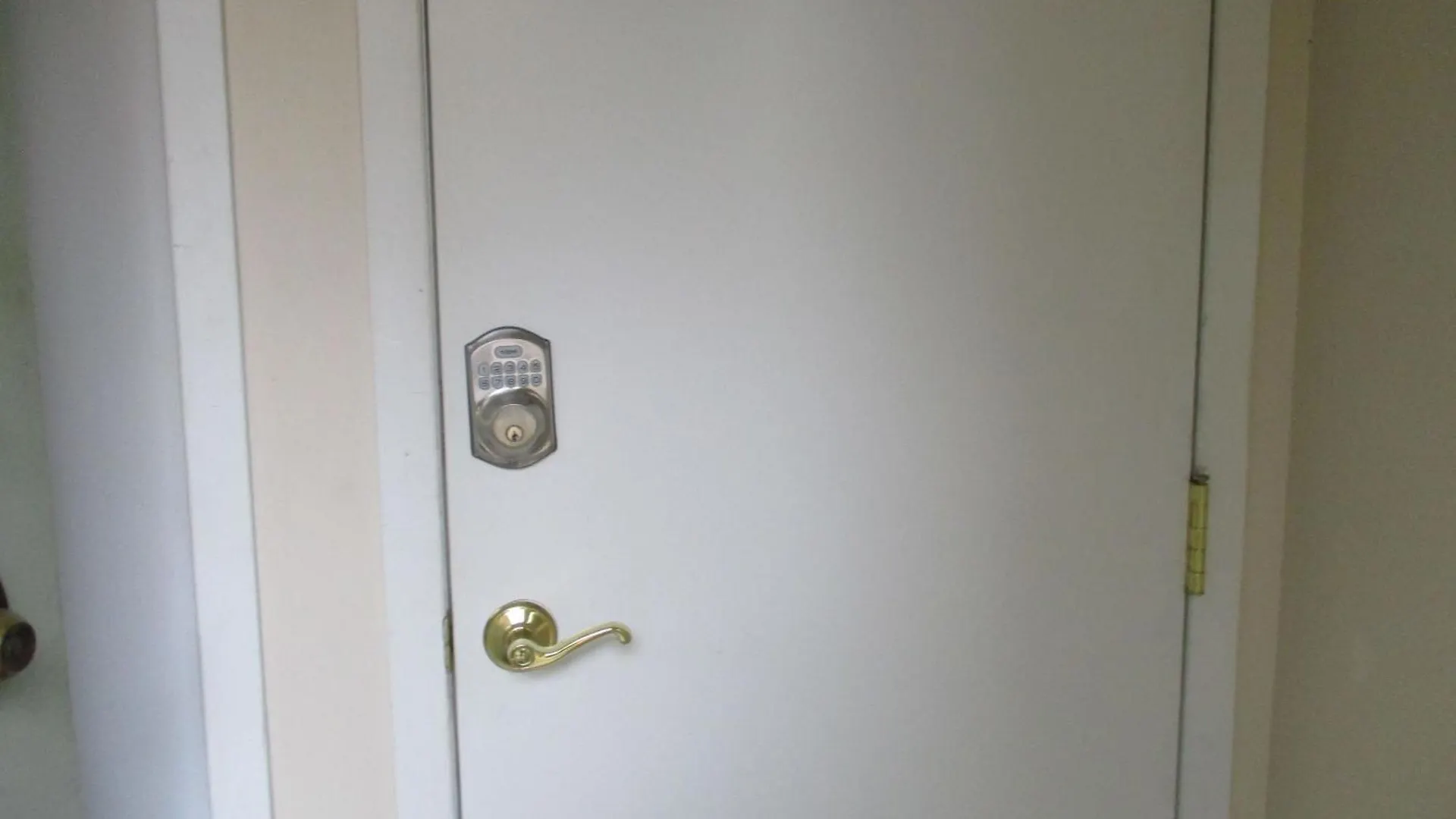 High Park Double Room With Exclusive Washroom Kitchen And Living Rooms تورونتو
